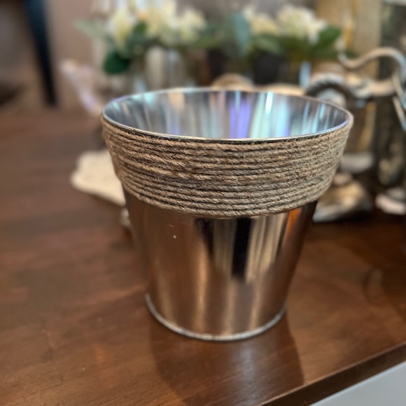 Greenbrier International Metal Tin Vase Planter with Rope Accent Trim 6x6 - Picture 2 of 2